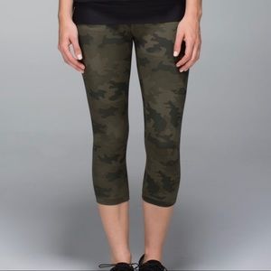 Lululemon wunder under crop Savasana camo sz 8